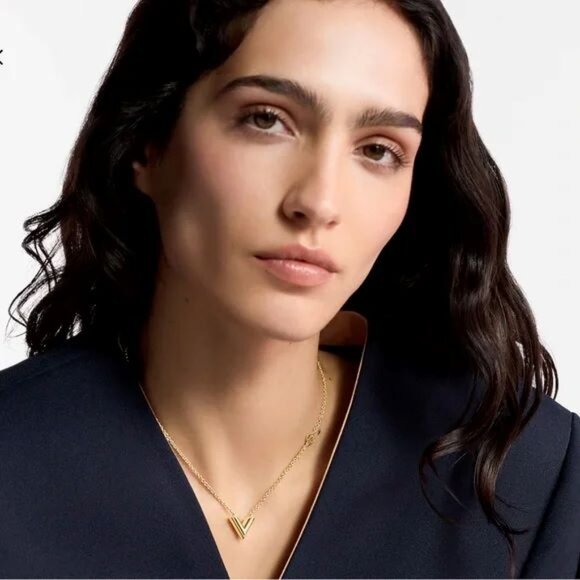 Louis Vuitton Gold Essential V Necklace - Picture 6 of 6